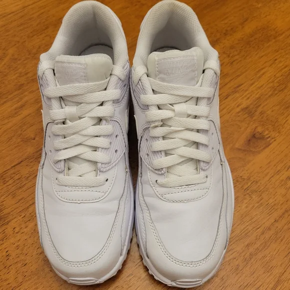 Nike Air Max 90 ▪︎ Classic All White Leather ▪︎EUC▪︎ Women's 8.5 (Youth Sz. 7) - Picture 4 of 7